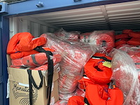 10 ft container gevuld met partij reddingsvesten van diverse merken - afbeelding 9 van  15