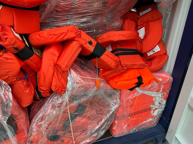 10 ft container gevuld met partij reddingsvesten van diverse merken - afbeelding 10 van  15