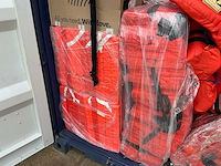 10 ft container gevuld met partij reddingsvesten van diverse merken - afbeelding 11 van  15