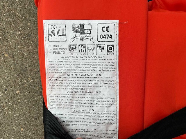 10 ft container gevuld met partij reddingsvesten van diverse merken - afbeelding 14 van  15