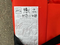 10 ft container gevuld met partij reddingsvesten van diverse merken - afbeelding 14 van  15