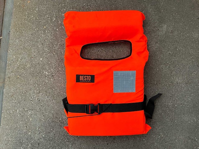 10 ft container gevuld met partij reddingsvesten van diverse merken - afbeelding 15 van  15