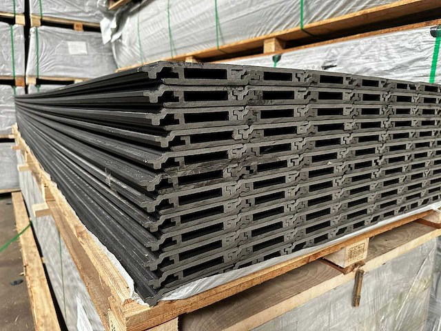 100x composiet gevelbekleding antraciet met houtnerf - 390 cm lang - afbeelding 1 van  2