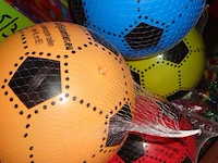 100x voetbal 21-23cm assorti kleur
