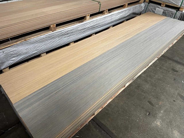 102x composiet vlonderplank massief eiken/licht grijs 400x18x2 cm - 75,5 m2 - co-extrusie - afbeelding 1 van  4