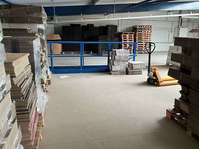 105m2 ssi schäfer vrijstaande entresolvloer v.v.20m ballustrade , palletopzetplaats, ledarmaturen bouwjaar 2018 - afbeelding 3 van  14