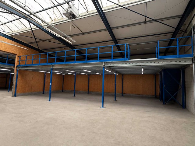 105m2 ssi schäfer vrijstaande entresolvloer v.v.20m ballustrade , palletopzetplaats, ledarmaturen bouwjaar 2018 - afbeelding 1 van  14