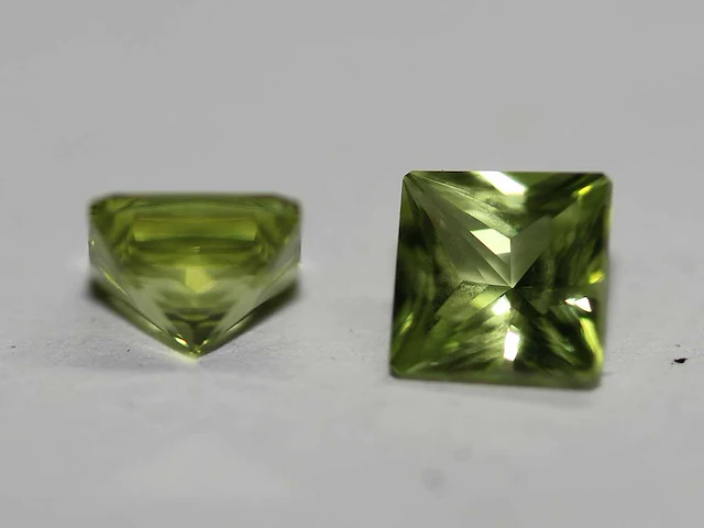 1,06ct. vierkante appelgroene peridoot-edelsteen - afbeelding 4 van  8