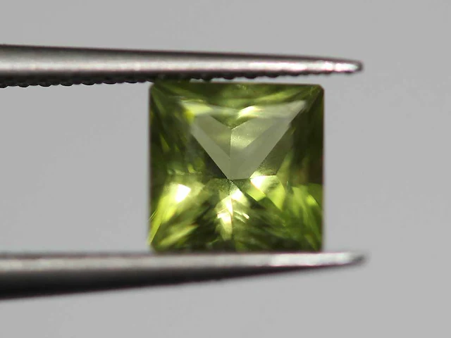 1,06ct. vierkante appelgroene peridoot-edelsteen - afbeelding 5 van  8