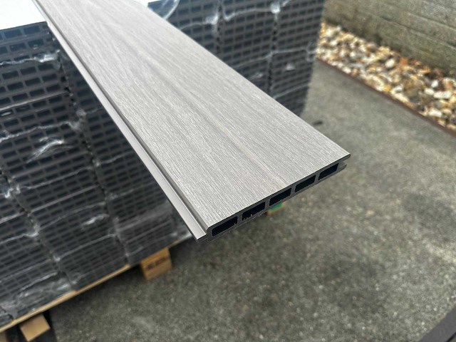 10x composiet schutting grijs - schutting houtnerf - 18 meter schutting - afbeelding 4 van  6