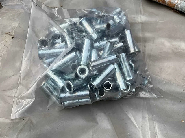 10x30mm holle nieten - afbeelding 1 van  4