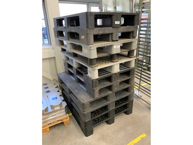 11 kunststof pallets - afbeelding 2 van  2