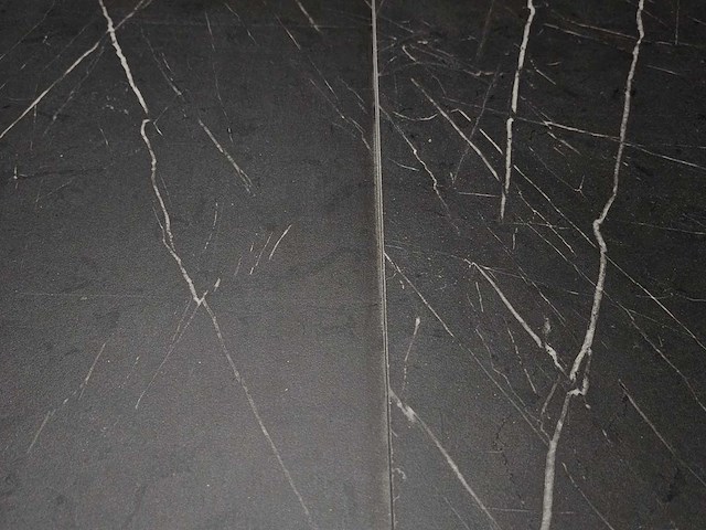 11 m2 laminaat tegel - 635 x 327 x 8 mm - afbeelding 1 van  3