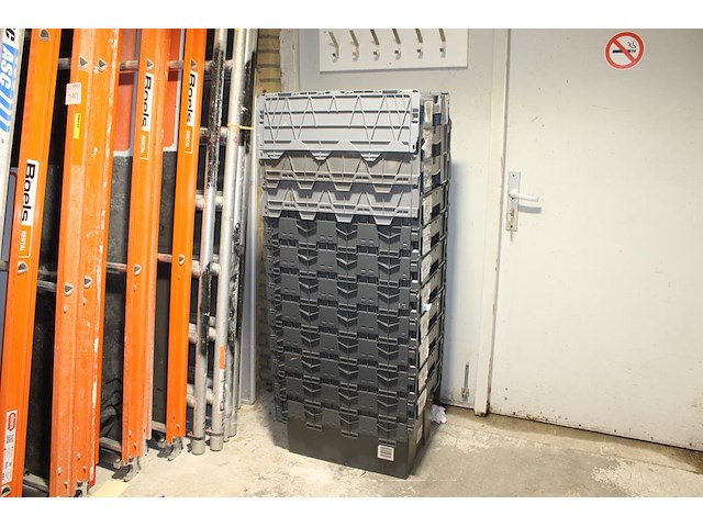 11 stapelbare kratten. afm. 60 x 40 x 37 cm. - afbeelding 1 van  2