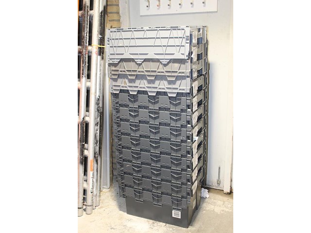 11 stapelbare kratten. afm. 60 x 40 x 37 cm. - afbeelding 2 van  2
