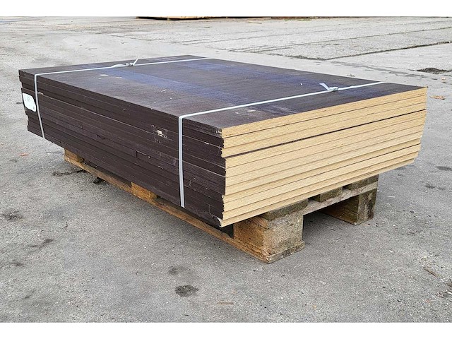 11 x berken betonplex 24mm antislip ( 10.2 m2 ) - afbeelding 1 van  5