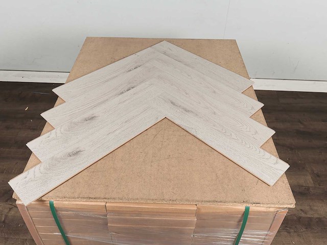 116 m2 laminaat visgraat - 665 x 133 x 8 mm - afbeelding 3 van  4