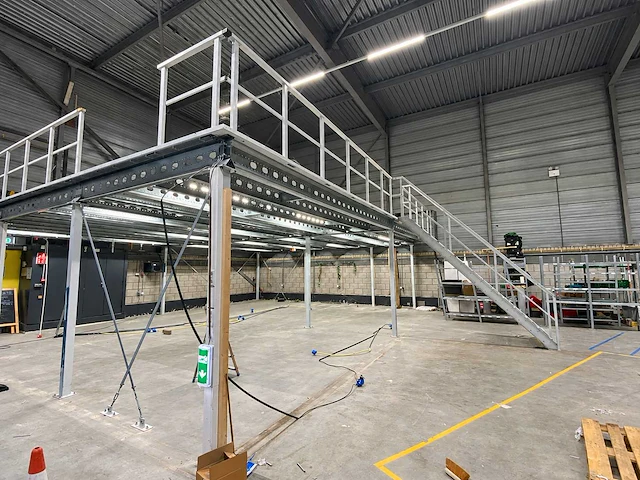 118m2 entresolvloer - mezzaninevloer - afbeelding 1 van  4