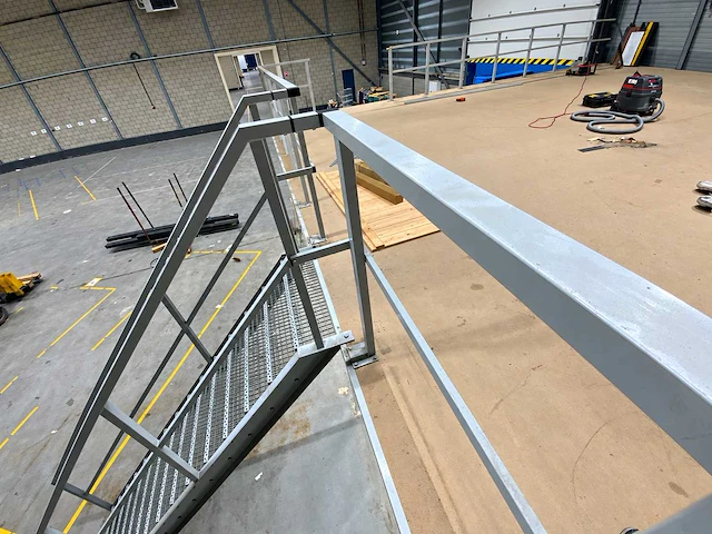 118m2 entresolvloer - mezzaninevloer - afbeelding 4 van  4