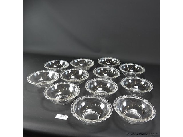 12 nestbare schalen met tandranden - afbeelding 1 van  5