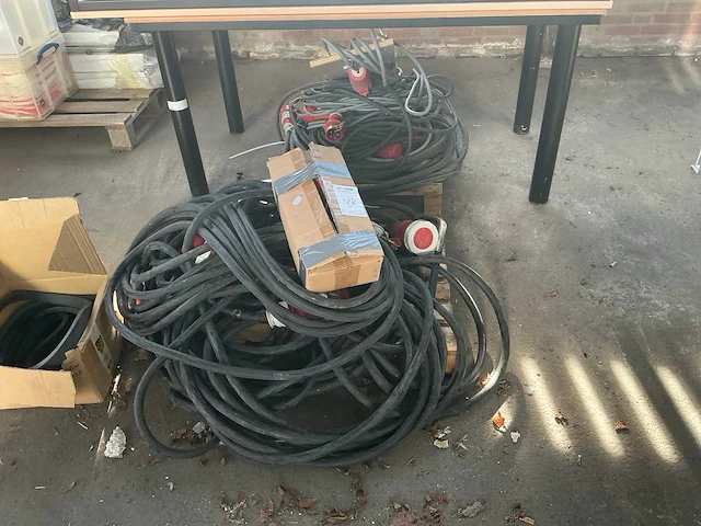 1/2 pallet krachtstroom kabel (2x) - afbeelding 1 van  5