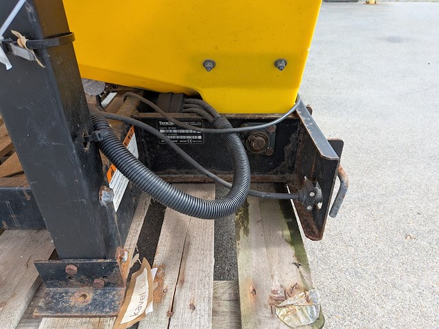 12-volt gedragen zoutstrooier, snowex, sp-3000 - afbeelding 2 van  12