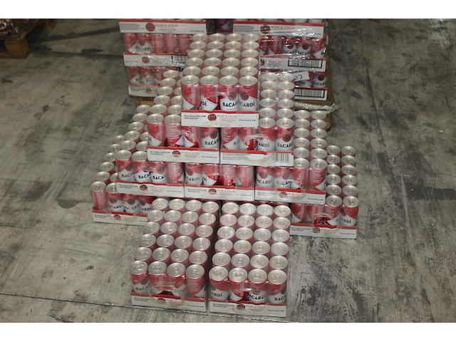12 x 24 blikken bacardi cola 0,25cl. tht 1-2027. bod inclusief statiegeldwaarde van 43,20 euro. - afbeelding 1 van  3
