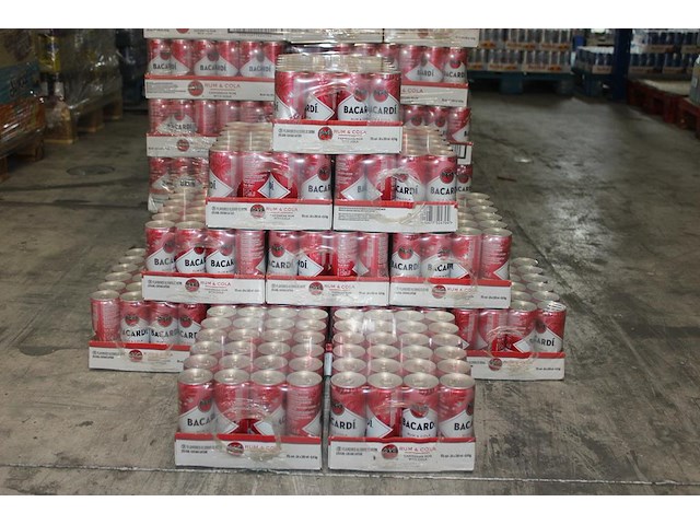 12 x 24 blikken bacardi cola 0,25cl. tht 1-2027. bod inclusief statiegeldwaarde van 43,20 euro. - afbeelding 1 van  3