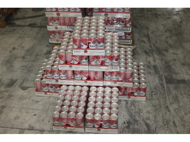 12 x 24 blikken bacardi cola 0,25cl. tht 1-2027. bod inclusief statiegeldwaarde van 43,20 euro. - afbeelding 1 van  3