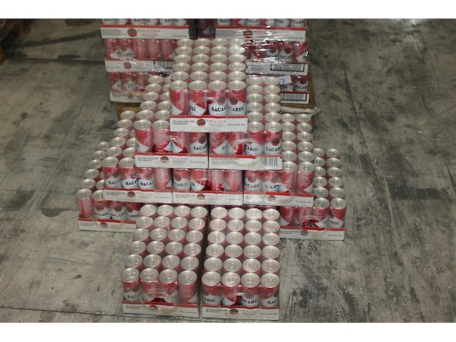 12 x 24 blikken bacardi cola 0,25cl. tht 1-2027. bod inclusief statiegeldwaarde van 43,20 euro. - afbeelding 1 van  3