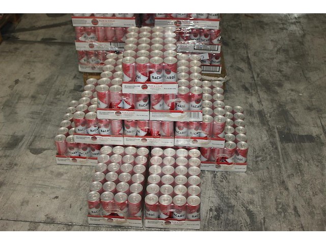 12 x 24 blikken bacardi cola 0,25cl. tht 1-2027. bod inclusief statiegeldwaarde van 43,20 euro. - afbeelding 1 van  3