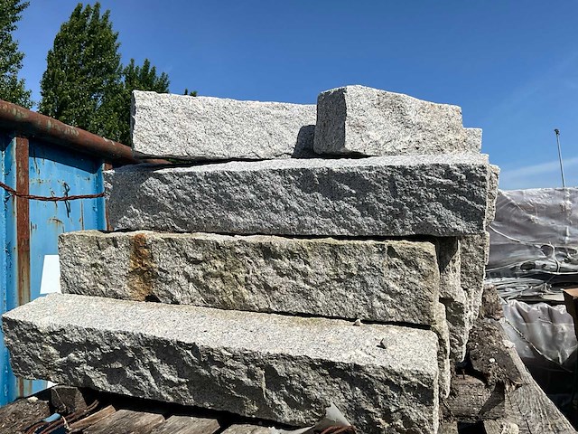 120x130x740mm granieten opsluitbanden / trottoirbanden (210x) - afbeelding 3 van  5