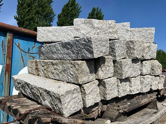 120x130x740mm granieten opsluitbanden / trottoirbanden (210x) - afbeelding 4 van  5