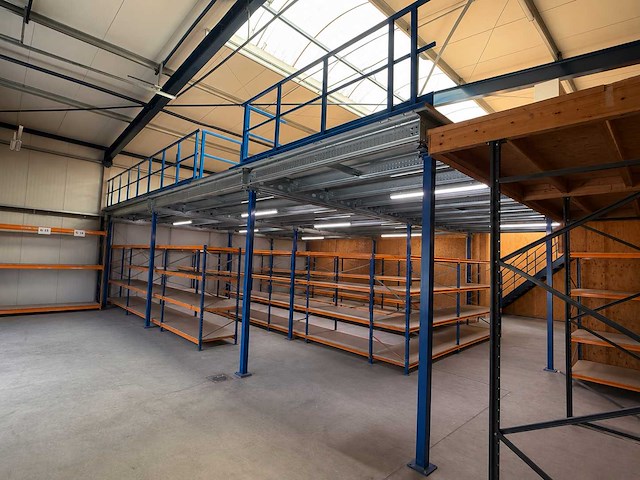 121m2 ssi schäfer vrijstaande entresolvloer v.v. 20m ballustrade , palletopzetplaats, ledarmaturen bouwjaar 2018 - afbeelding 1 van  13