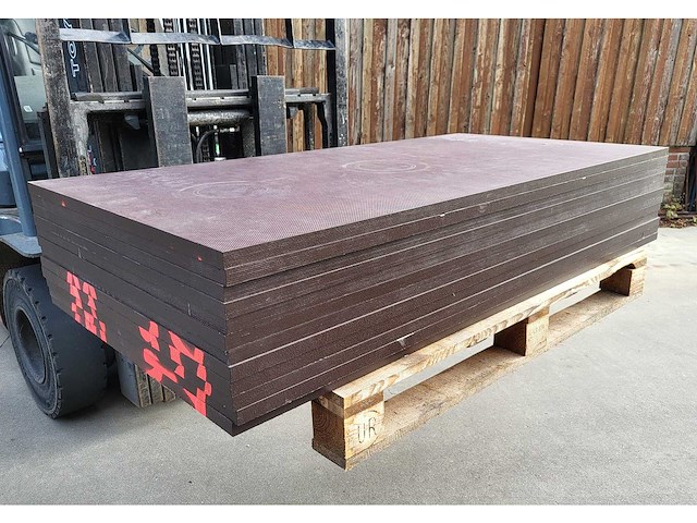 12x berken betonplex 24mm antislip ( 13.7 m2 ) - afbeelding 1 van  5