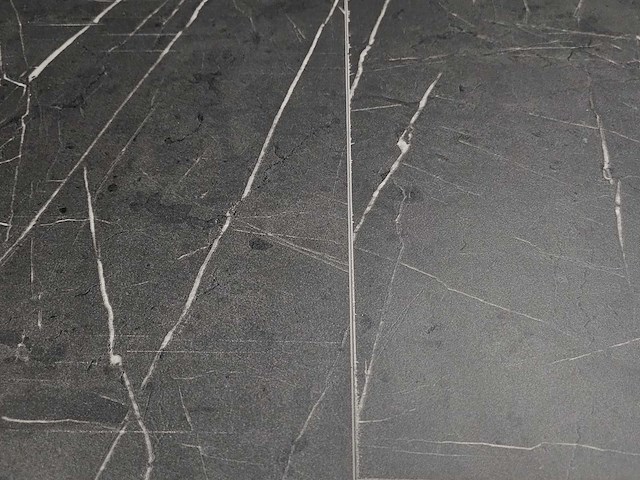 13 m2 laminaat tegel - 635 x 327 x 8 mm - afbeelding 1 van  3