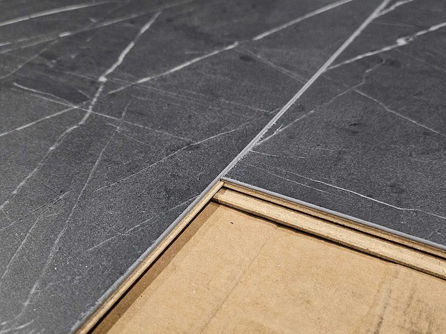 13 m2 laminaat tegel - 635 x 327 x 8 mm - afbeelding 2 van  3