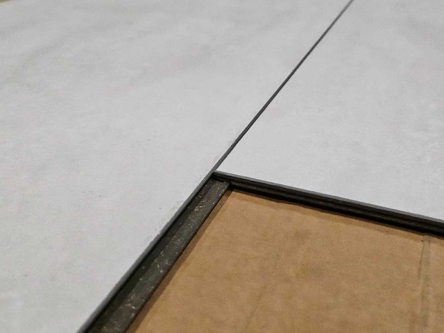 13 m2 laminaat tegel - 635 x 327 x 8 mm - afbeelding 2 van  3