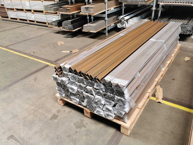 130x composiet hoekprofiel bruin/teak voor gevelbekleding - 280 cm lang - afbeelding 1 van  2