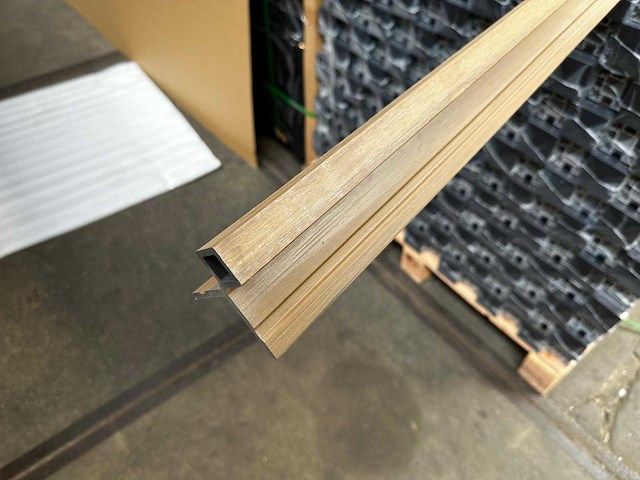 130x composiet hoekprofiel bruin/teak voor gevelbekleding - 280 cm lang - afbeelding 2 van  2