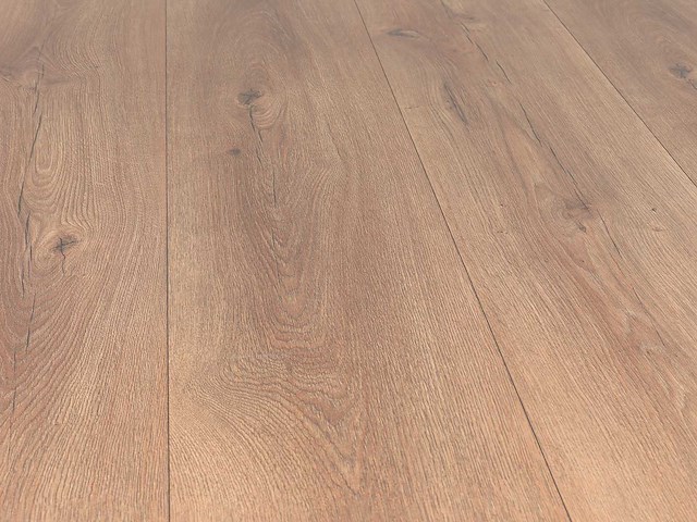 133 m2 laminaat plank watervast - 1383 x 244 x 7 mm - afbeelding 1 van  4