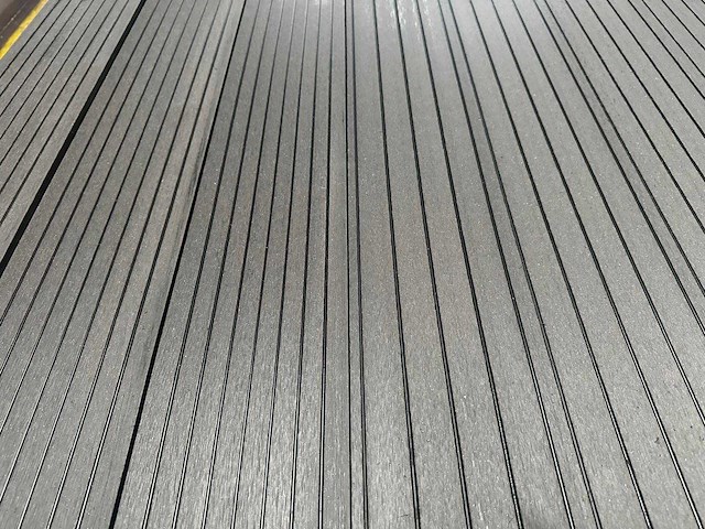 133x composiet vlonderplank donker grijs 400x15x2,1 cm met montageclips - 82 m2 - afbeelding 4 van  5