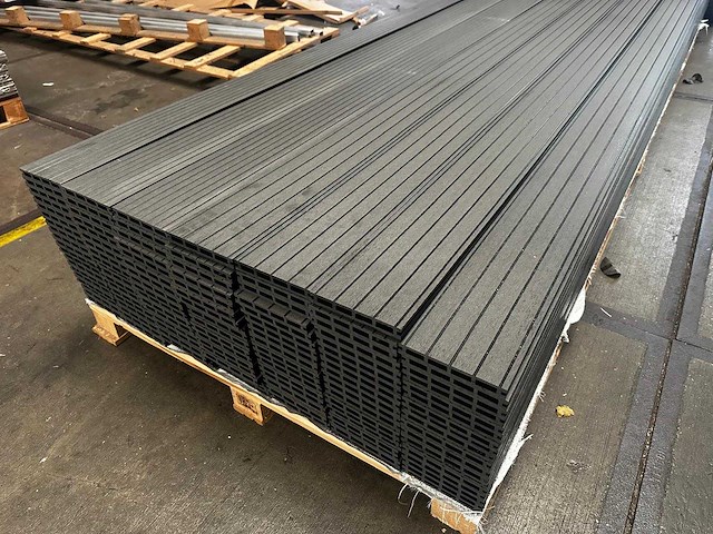 133x composiet vlonderplank donker grijs 400x15x2,1 cm met montageclips - 82 m2 - afbeelding 1 van  4