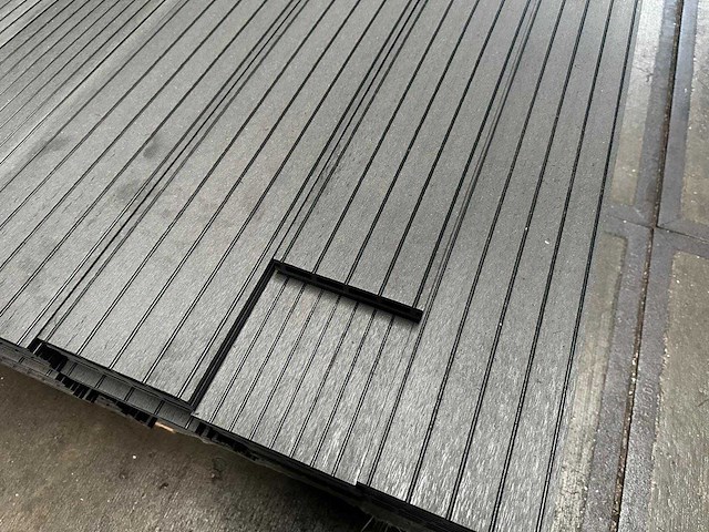 133x composiet vlonderplank donker grijs 400x15x2,1 cm met montageclips - 82 m2 - afbeelding 3 van  4