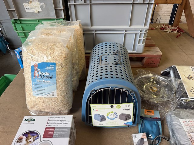 13x dierenartikelen w.o. transportbox, kattenluik, halsband w.o. pet safe, imac - afbeelding 2 van  9