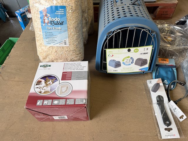 13x dierenartikelen w.o. transportbox, kattenluik, halsband w.o. pet safe, imac - afbeelding 4 van  9