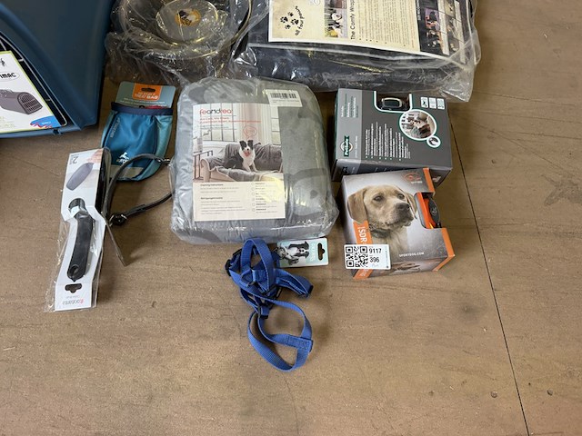 13x dierenartikelen w.o. transportbox, kattenluik, halsband w.o. pet safe, imac - afbeelding 5 van  9