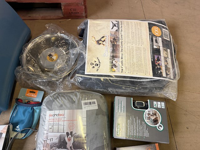 13x dierenartikelen w.o. transportbox, kattenluik, halsband w.o. pet safe, imac - afbeelding 8 van  9