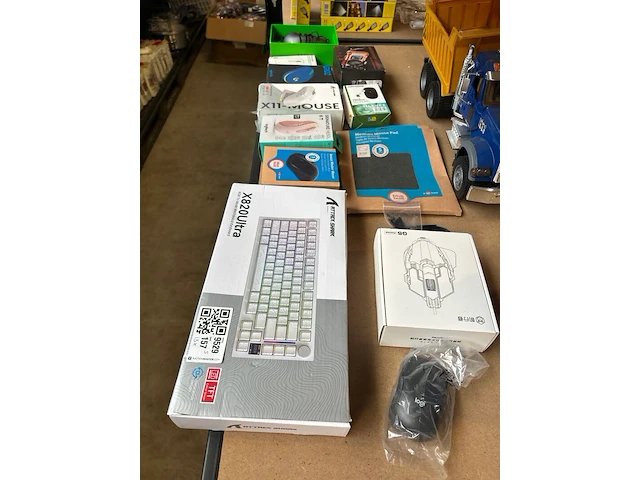 13x elektronica w.o. draadloze muizen w.o. logitech, blue built - afbeelding 1 van  10