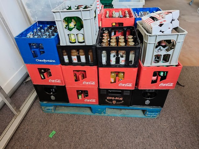 14 bakken frisdrank vol en gedeeltelijk gevuld, 12 bakken leeggoed, 9 bakken diverse bieren (5,6,7) - afbeelding 2 van  8